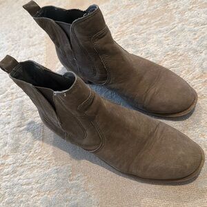 Nine West size 8 flat ankle boots / booties gray-green